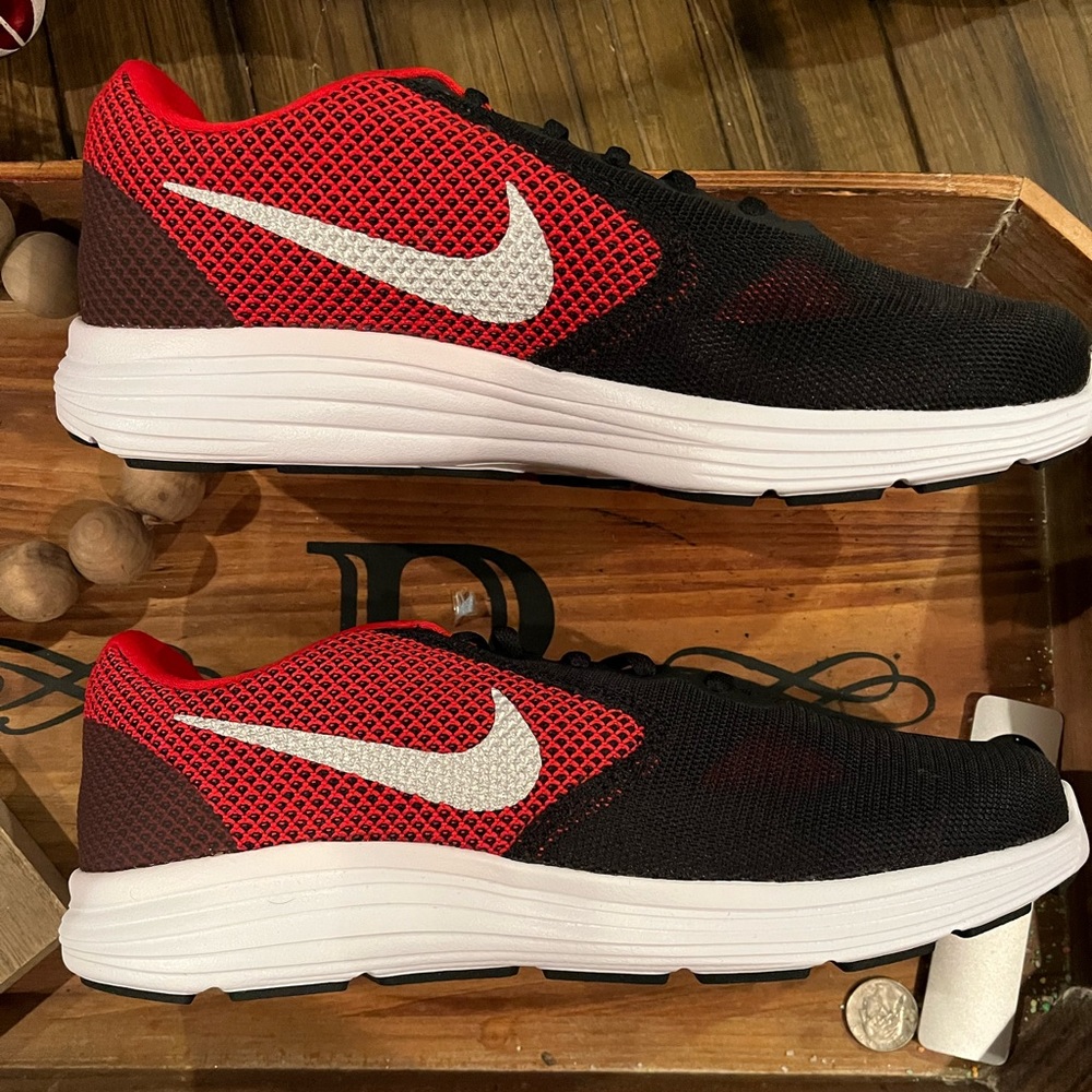 Men’s Nike Revolution 3. Size 9.5 W